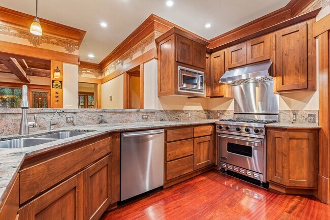 Foto del edificio - Luxury 3-Bedroom, 2.5-Bath Townhouse Retre...