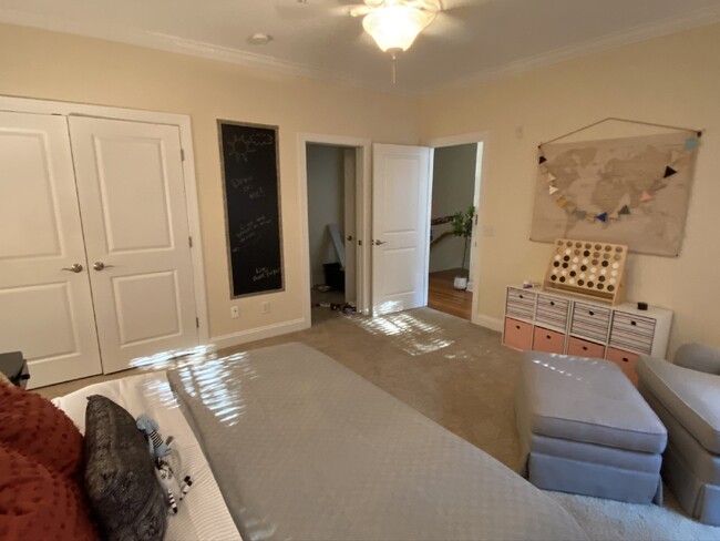 Building Photo - Downtown Living in The Heart of The Promen...