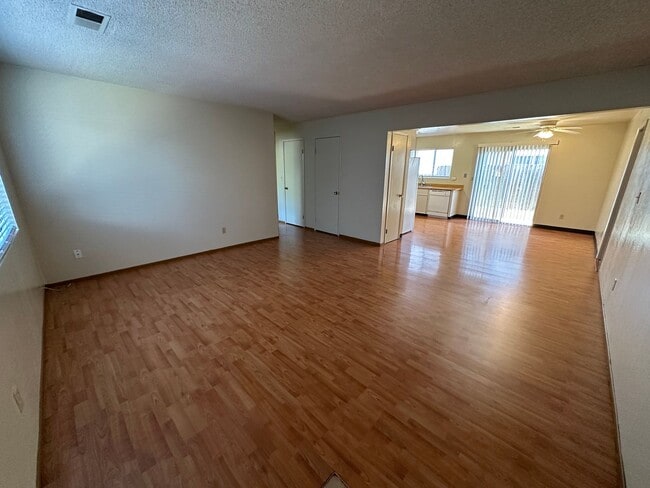 Foto del edificio - 504 W 10th St