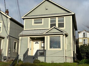 Building Photo - 556 Ward St