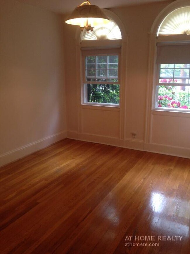 Foto del edificio - Charming Unit with Laundry in Unit and Par...