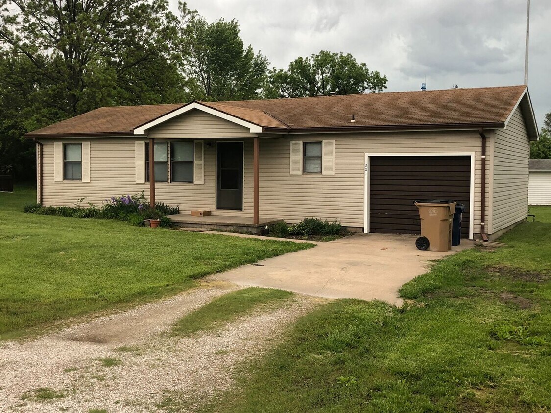 Primary Photo - $995 - 3 bed 1 bath - Single Family Home