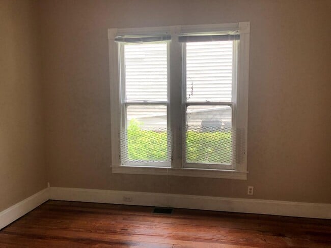 Building Photo - UK STUDENTS WELCOME! 5 Bedrooms, 2 Full Baths. UK CAMPUS ON WOODLAND AVE!