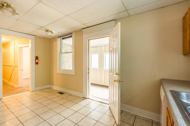 Building Photo - 628 University