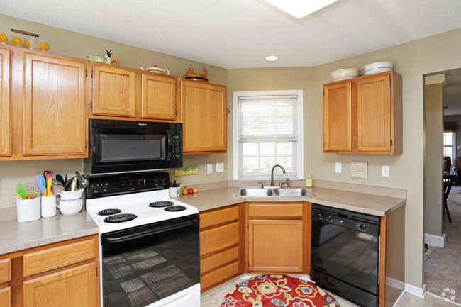 Somerset Kitchen - Ashworth Pointe Townhomes