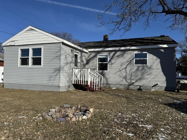 Building Photo - 903 Clover Ln