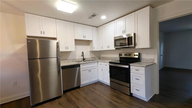 Building Photo - 425 Depre St