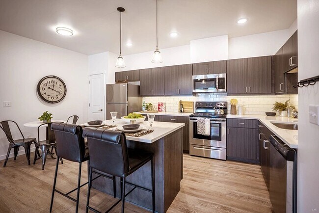 Foto del edificio - Brand New! AC & 1 covered parking spot inc...