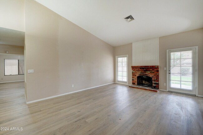 Building Photo - 1518 W Antiqua Dr