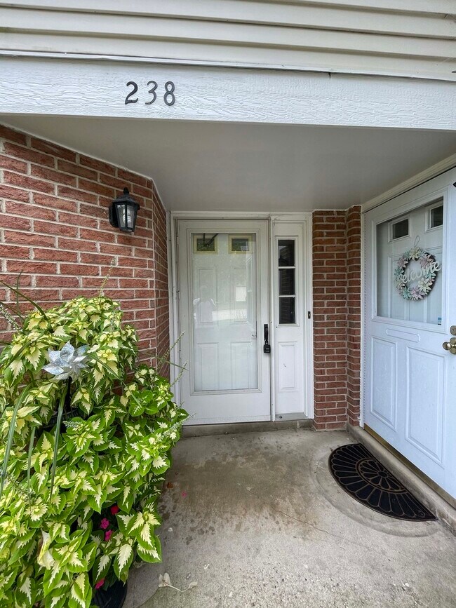 Foto del edificio - 238 Green Knoll Ln
