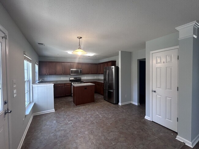 Foto del edificio - Large 3 bedroom 2 living room house w comm Pool!