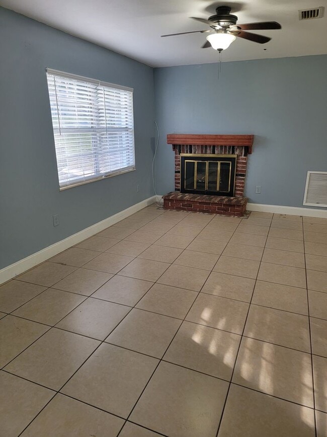 Building Photo - 3738 S Apopka Ave