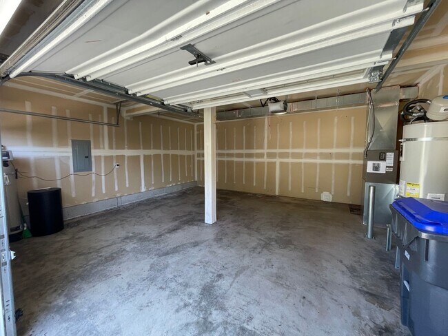 Foto del edificio - Beautiful Spacious 4 Bedroom 2.75 Bathroom...