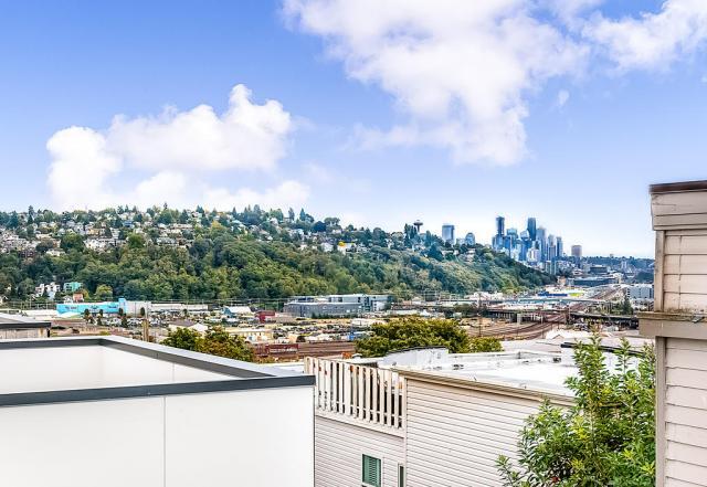 Foto del edificio - 3 bedroom in Seattle WA 98199