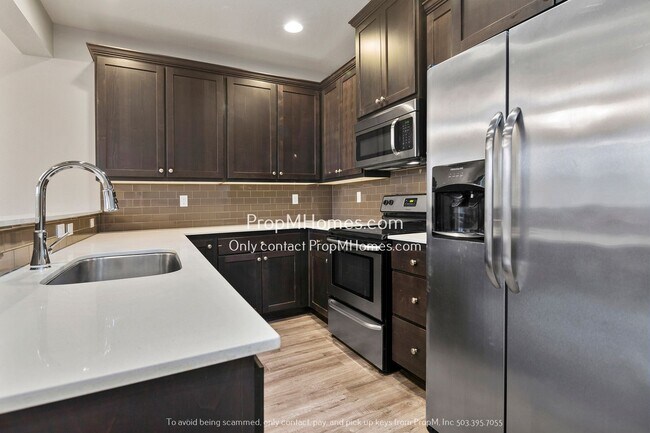 Foto del edificio - Terrific Milwaukie Three Bedroom Townhome - Close to Providence!