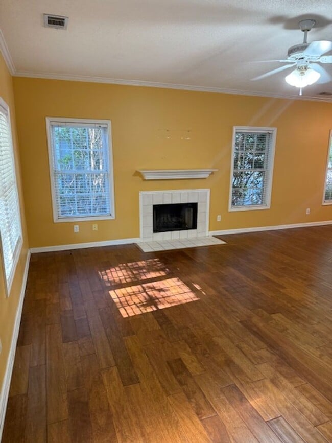 Building Photo - Freshly painted single story in popular We...