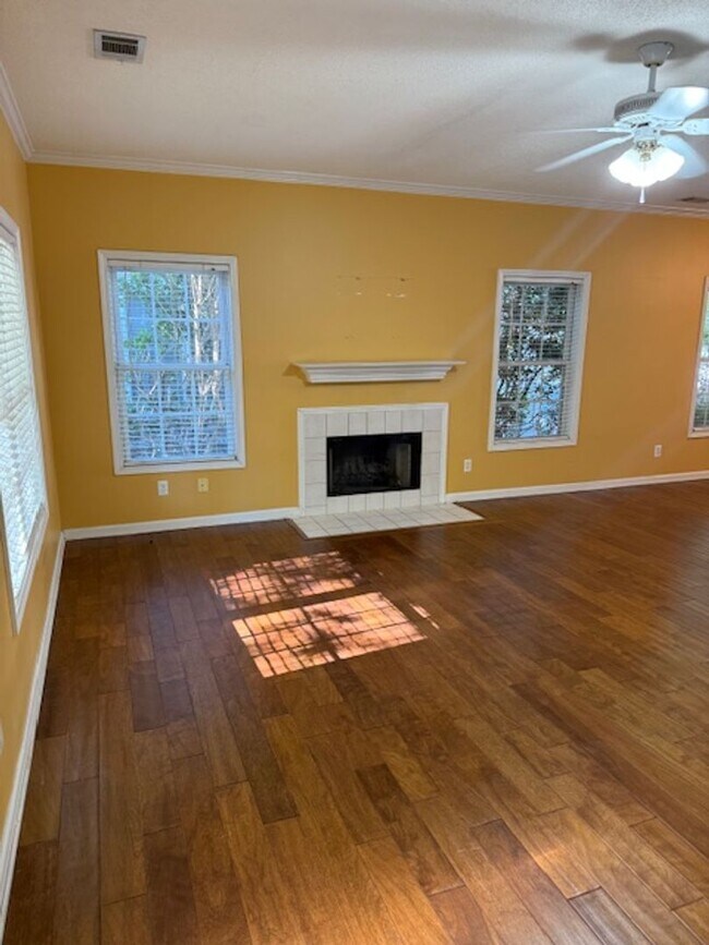 Foto del edificio - Freshly painted single story in popular We...