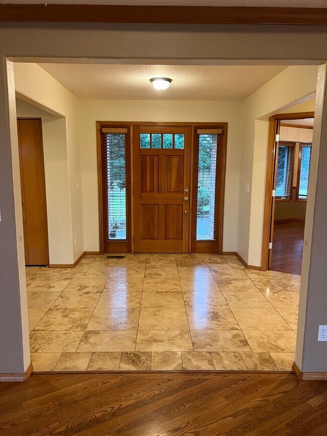 Building Photo - Charming 3-Bed Retreat in Tualatin: Your I...