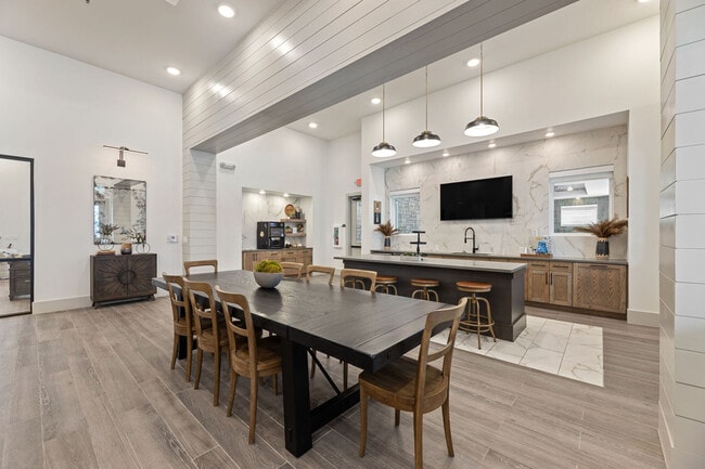 Building Photo - Royalton at Creeks of Legacy