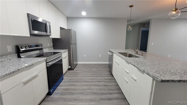 Foto del edificio - 7043 N Outrigger Terrace