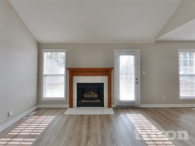 Foto del edificio - 1429 Cedar Springs Cir