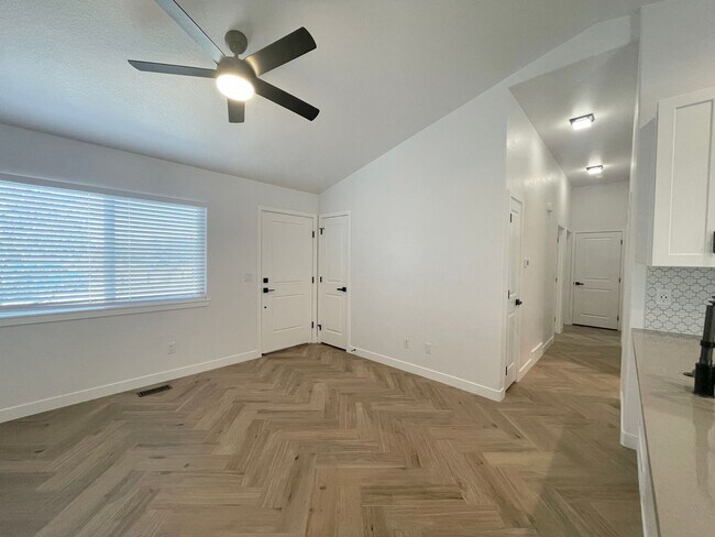 Foto del edificio - Stunning full remodel! 3 bedrooms/2 bathro...