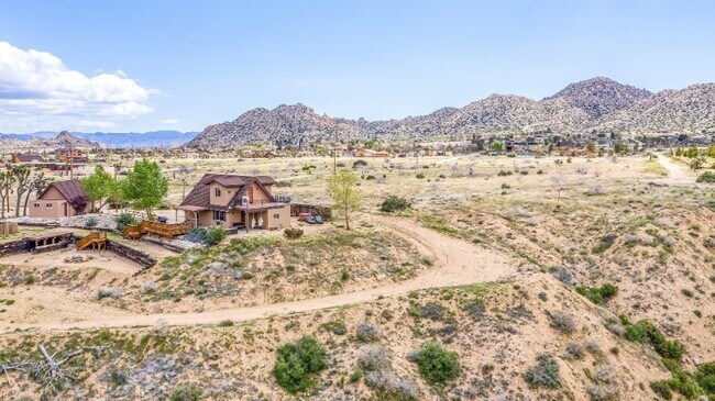 Foto del edificio - 5031 Tom Mix Rd