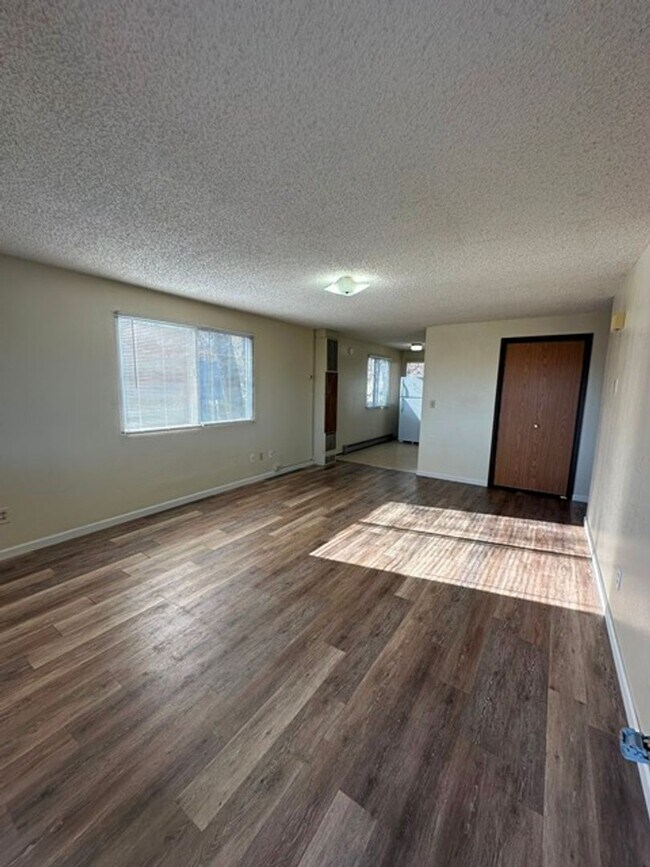 Building Photo - 2 Bedroom Upstairs Unit in 4-Plex