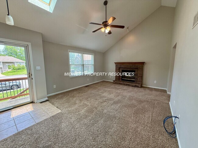Foto del edificio - Spacious 3 Bed, 2.5 Bath Home with Finishe...