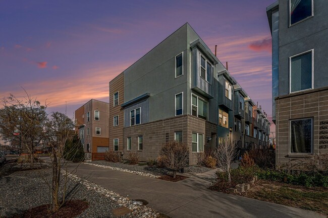 Foto del edificio - Modern-3 bedroom -3.5 bathroom Townhome in Santa Fe Art District