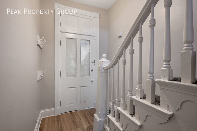 Foto del edificio - Renovated 2 bedroom in the heart of East W...