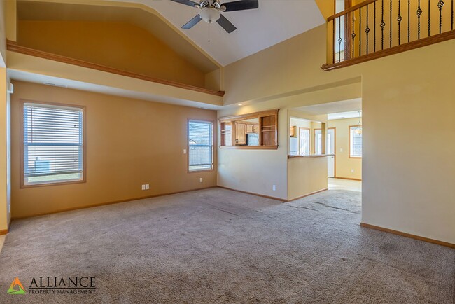 Foto del edificio - 360° VIRTUAL TOUR ~ Over-sized duplex! Two...