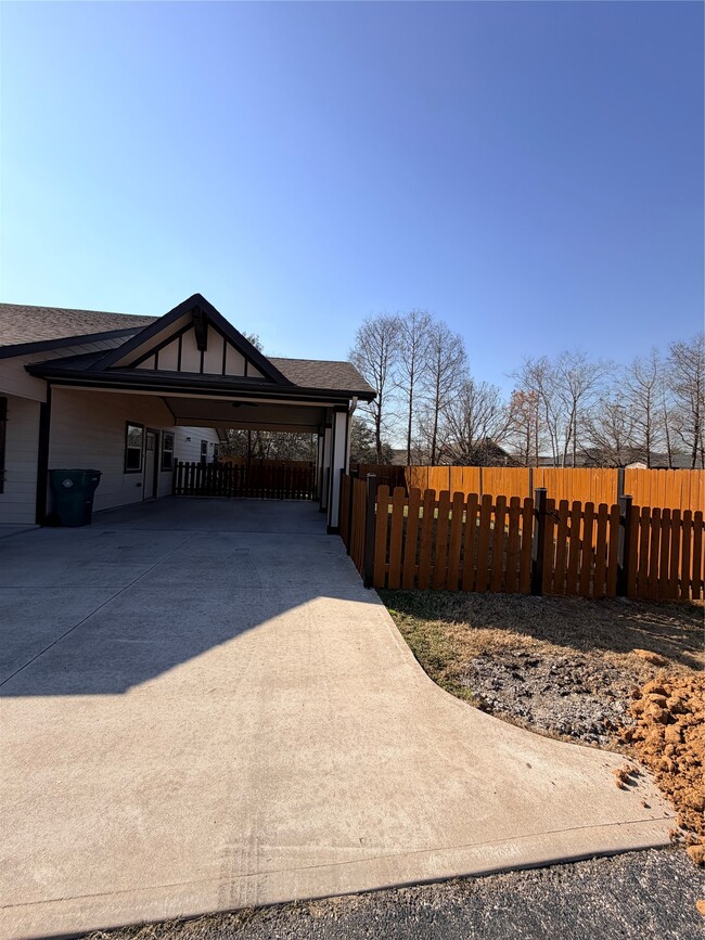 Building Photo - 2005 Pasadena Blvd