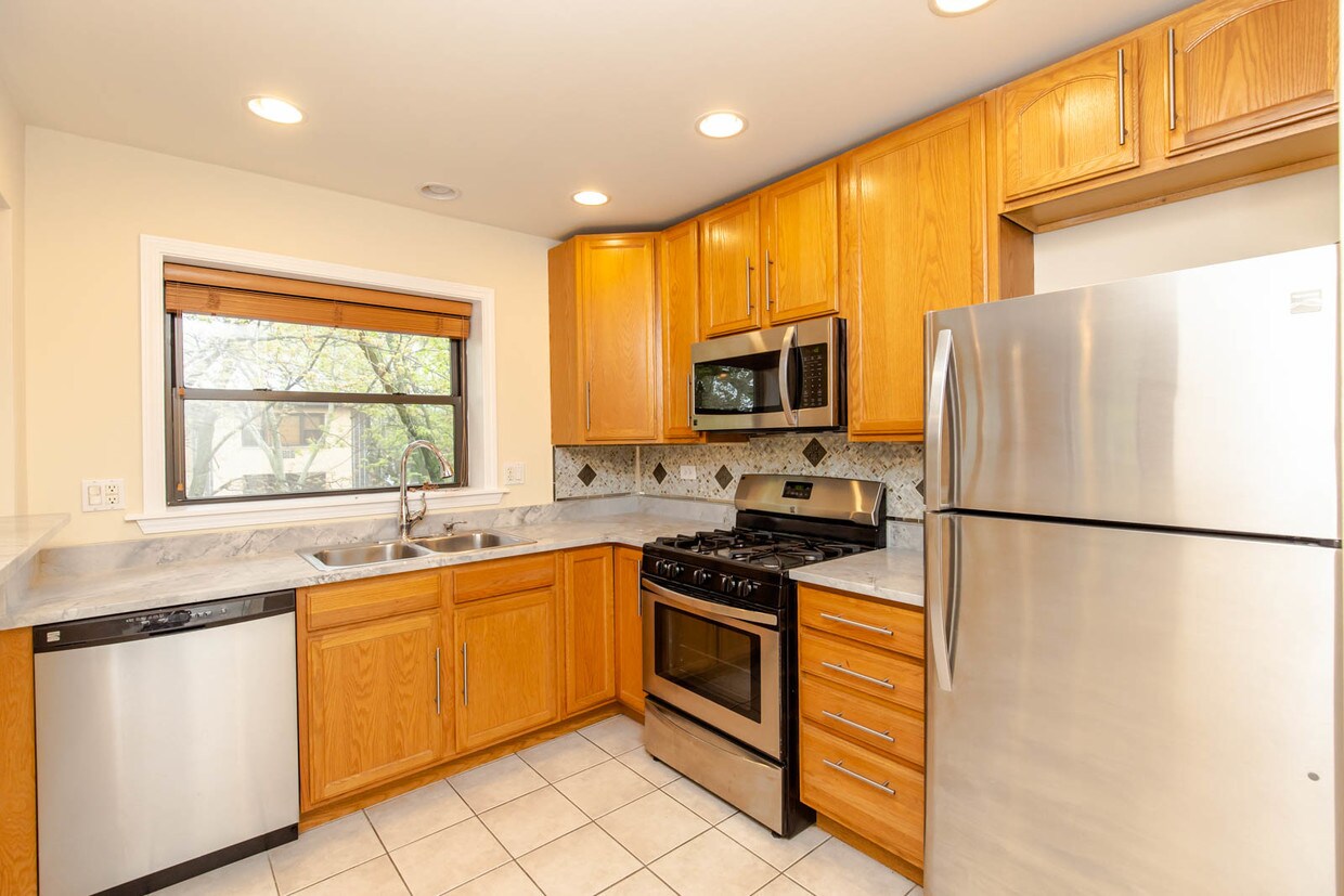 1902 W Birchwood Ave Unit 19022C, Chicago, IL 60626 Room for Rent in