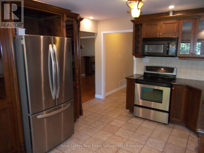 Building Photo - 2208 Golden Briar Trail