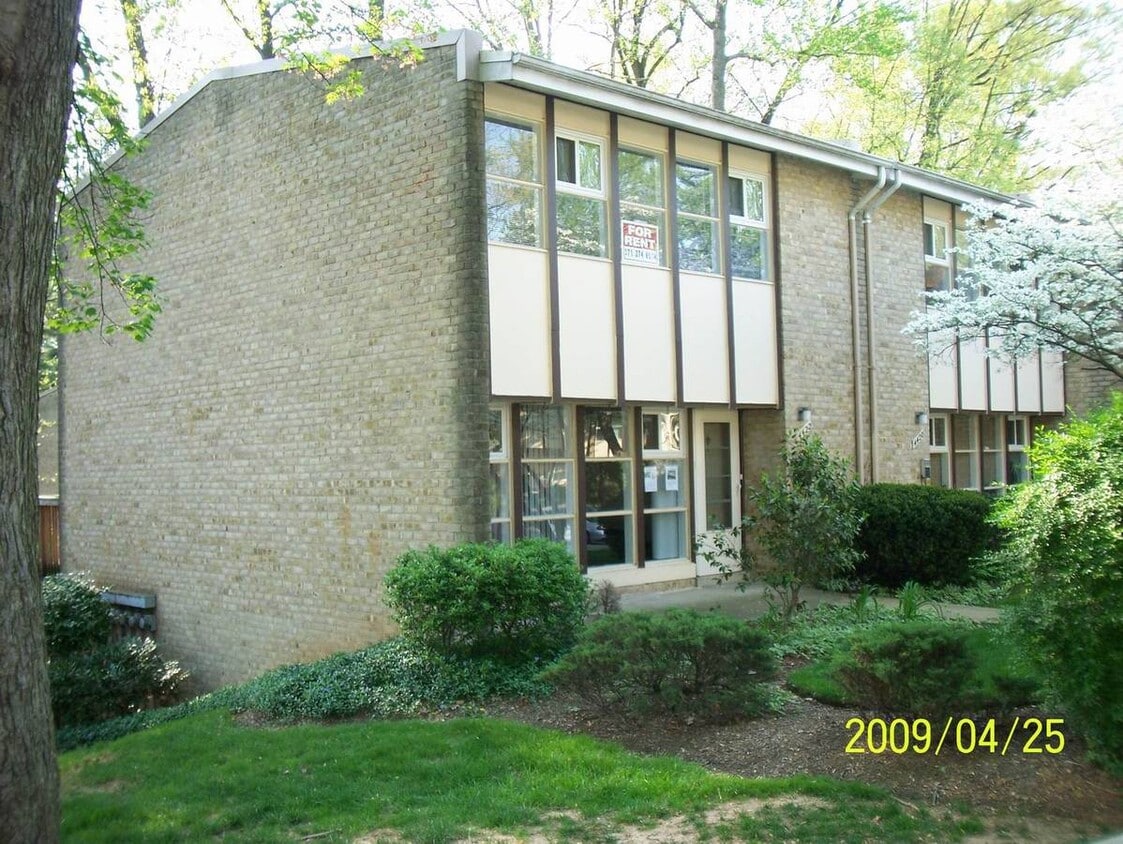 Front - 4422 Forest Glen Ct (Annandale, VA)