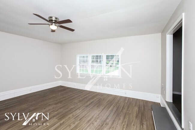 Building Photo - You'll love this split level 4 bedroom home!