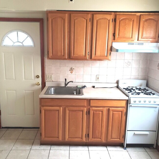 Kitchen - 27 Monroe St