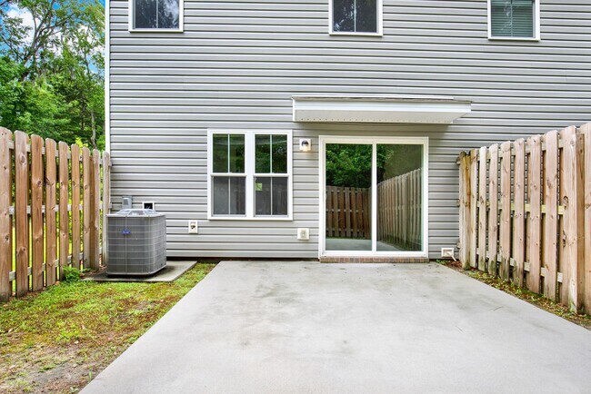 Foto del edificio - Spacious 3-Bedroom End-Unit Townhome in Pr...