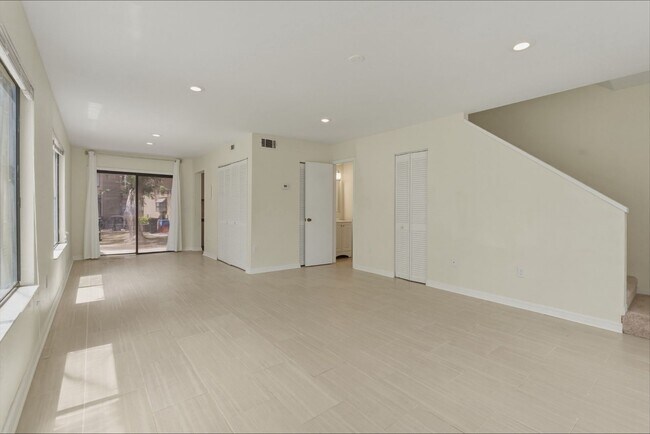 Foto del edificio - 2-bedroom, 2.5-bathroom townhome