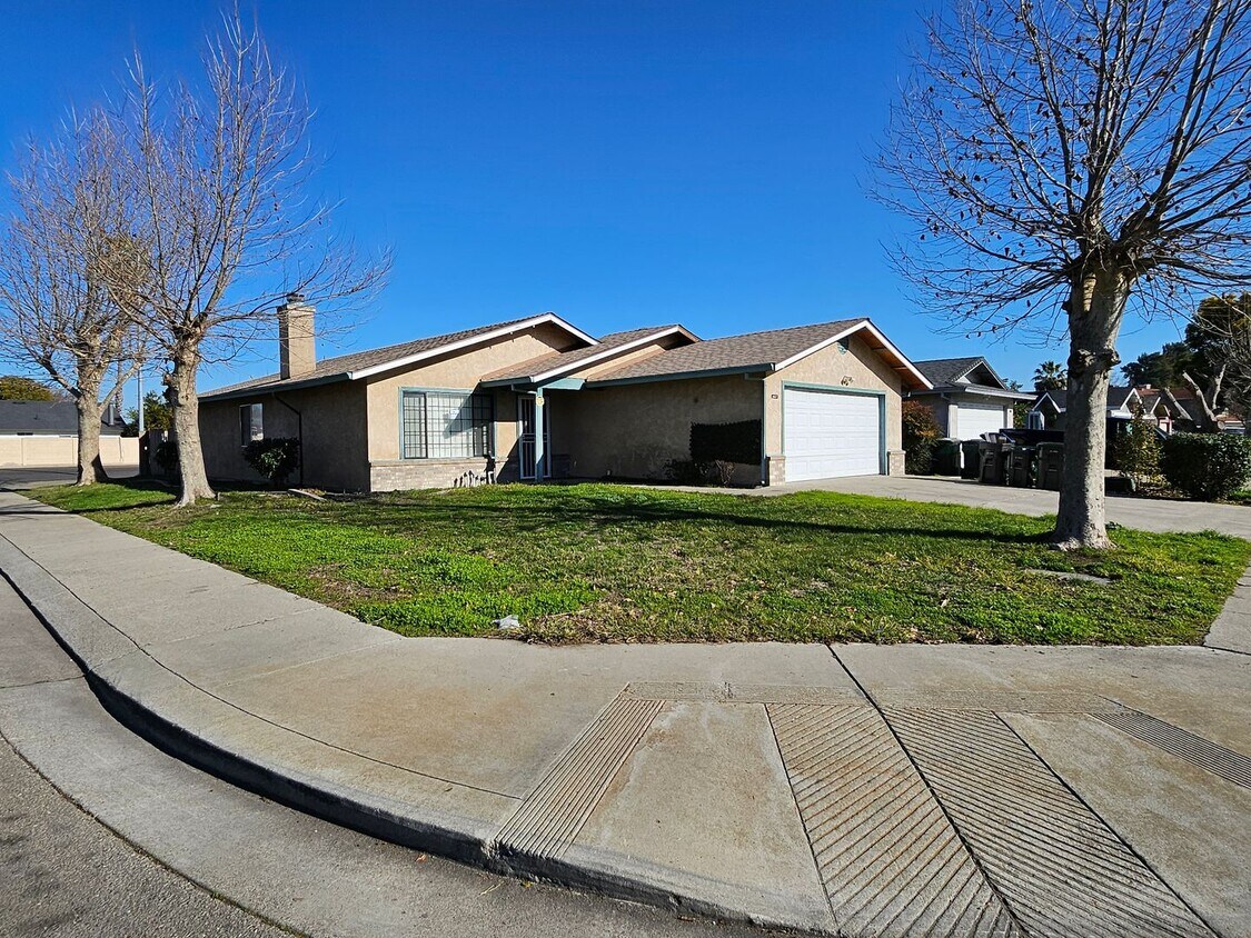 Foto principal - Corner Lot