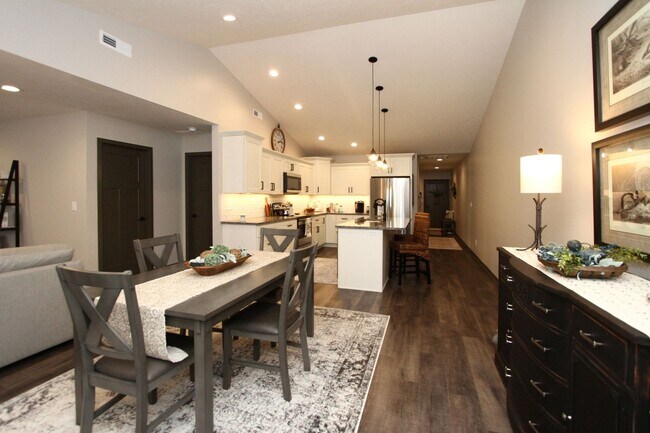 Foto del edificio - Beautiful Furnished Townhouse -Shorter Term Lease Available.