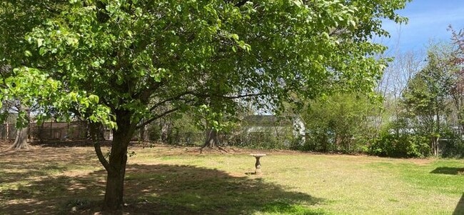 Building Photo - 2 bedroom 1 bath renovated pet friendly home