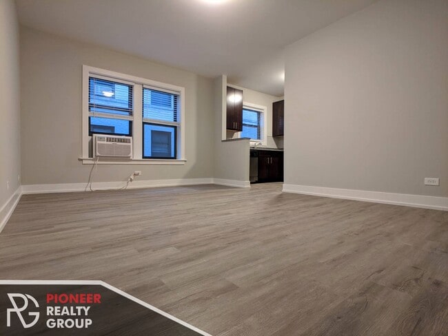 Building Photo - 709 W Brompton Ave