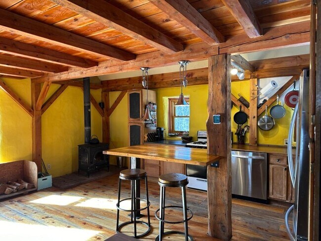 Foto del edificio - Newly Renovated and Fully Furnished Cabin ...