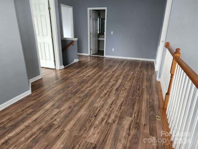Building Photo - 317 Shingleoak Dr