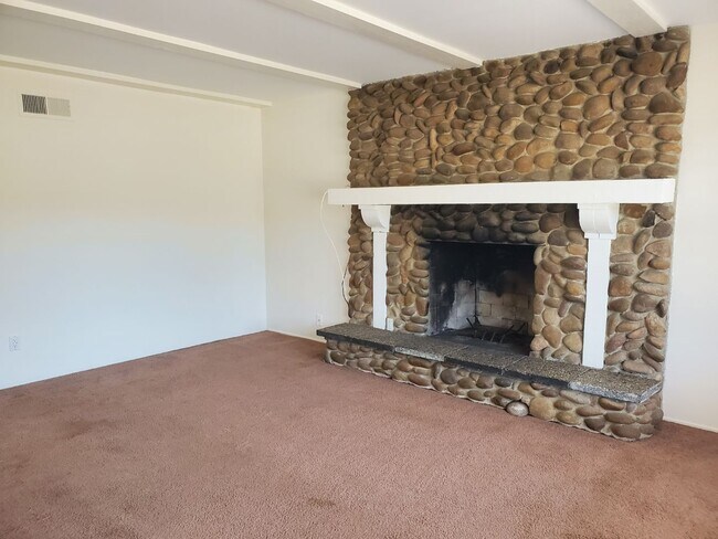 Foto del edificio - Corner lot detached SFR with a fenced yard in a wonderful neighborhood available 12/20/2025.