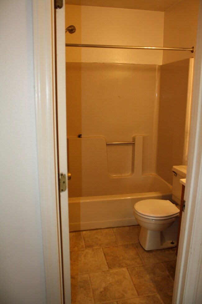 Baño - 565 S 20th St