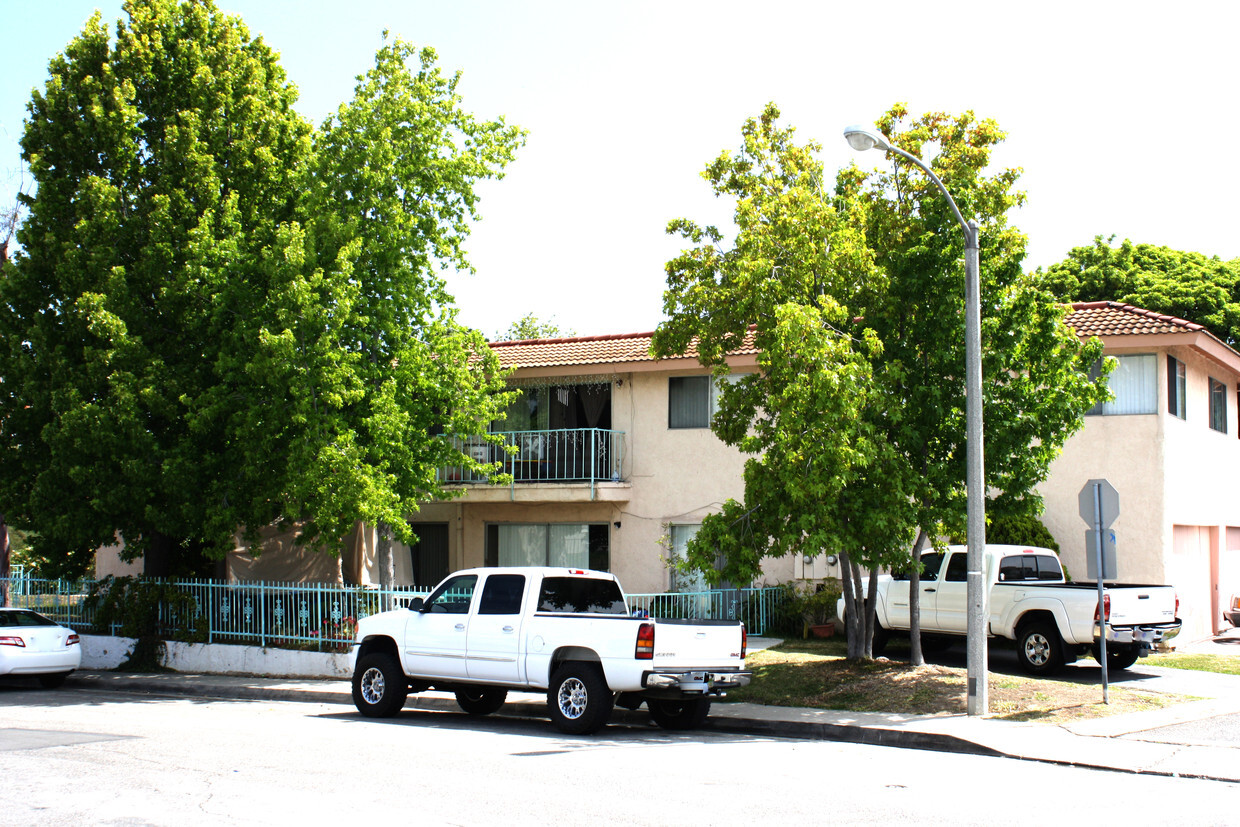 Building Photo - Los Mares Apartments