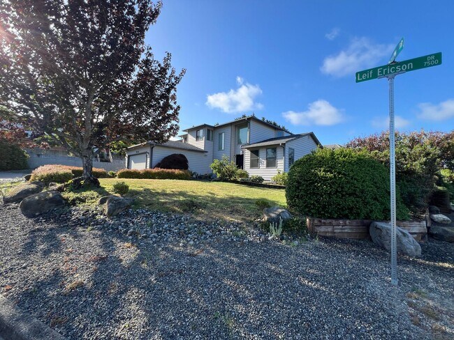 Foto del edificio - Stunning 4 Bedroom 2.5 Bath with Peek-a-Boo View of Puget Sound